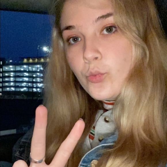 Meet your Posher, Kristen - Picture 2 of 3